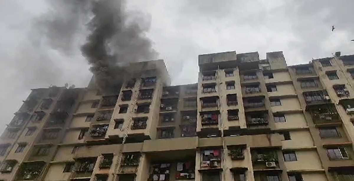 मुंबई की 13 मंजिला इमारत में लगी भीषण आग, कई लोगों के फंसे होने की आशंका